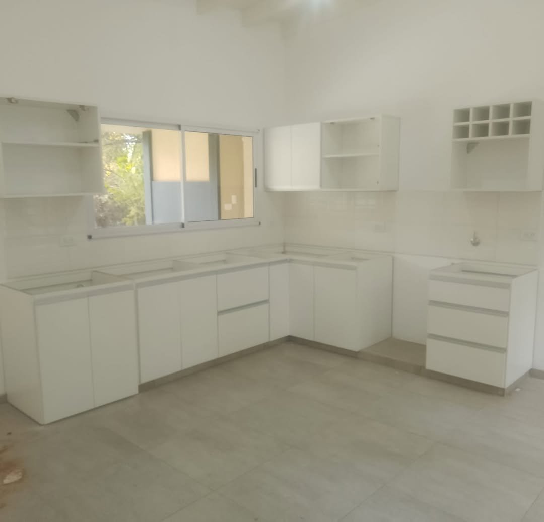 Amoblamiento de cocina blanco realizado a medida